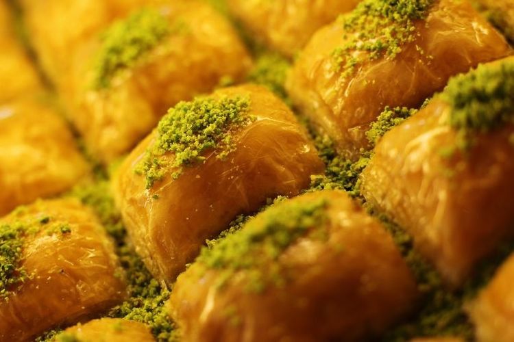 Baklava merupakan hidangan manis khas Turki yang ada setiap hari lebaran.