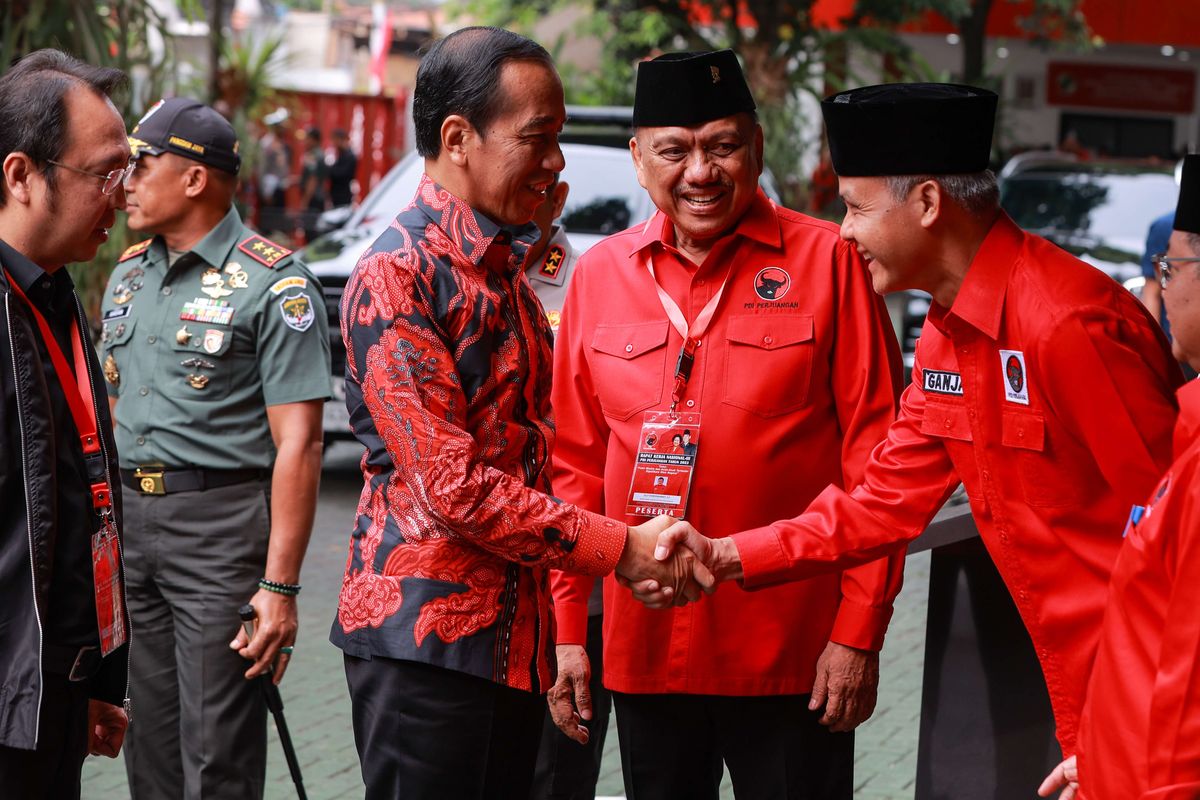 Presiden RI Joko Widodo berjabat tangan dengan bakal calon presiden 2024-2029 PDI-P Ganjar Pranowo saat menghadiri Rapat Kerja Nasional (Rakernas) PDI-P di sekolah partai DPP PDI-P, Lenteng Agung, Jakarta Selatan, Selasa (6/8/2023).