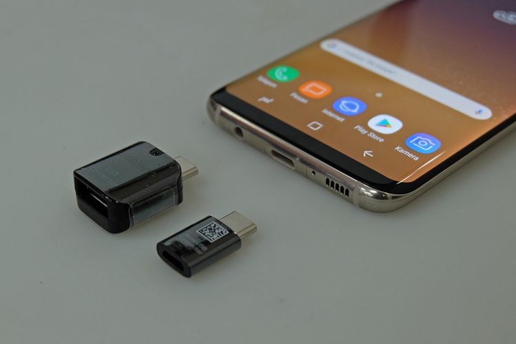 Adaptor USB Type-C ke USB dan Micro USB dalam paket pembelian Galaxy S8 