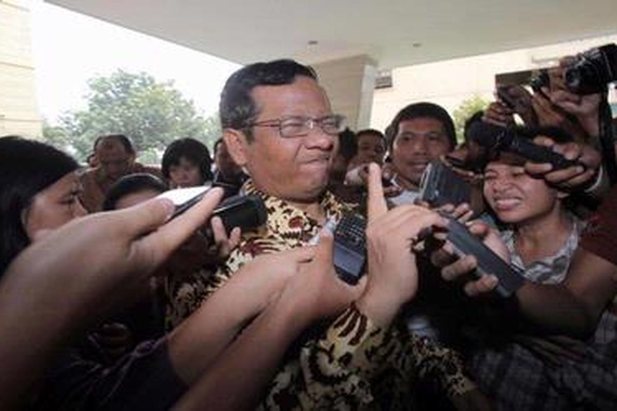 Ketua MK Mahfud MD saat tiba di Bareskrim Polri, Kamis (29/9/2011). Ia menjadi saksi meringankan bagi tersangka mantan panitera MK Zainal Arifin Hoesein dalam kasus dugaan surat palsu MK.