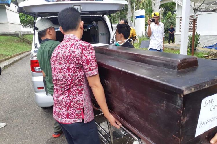 Salah satu jenazah korban kecelakaan bus Sriwijaya yang sudah berhasil diidentifikasi saat diserahkan kepada pihak keluarga di Rumah Sakit (RS) Besemah kota Pagaralam, Sumatera Selatan, Kamis (26/12/2019).