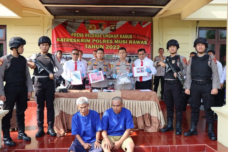 Jamari (57) sebelah kiri, pelaku penembakan terhadap Bripka Khairul Chandra saat berada di Polres Musi Rawas, Sumatera Selatan, Senin (23/5/2022).