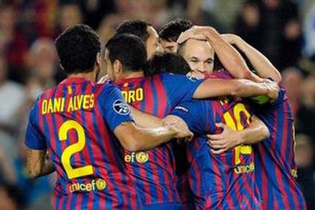 Pemain-pemain Barcelona merayakan gol Andres Iniesta (menghadap ke muka) ke gawang Viktoria Plzen, dalam pertandingan fase Grup H Liga Champions, di Camp Nou, Rabu (19/10/2011).