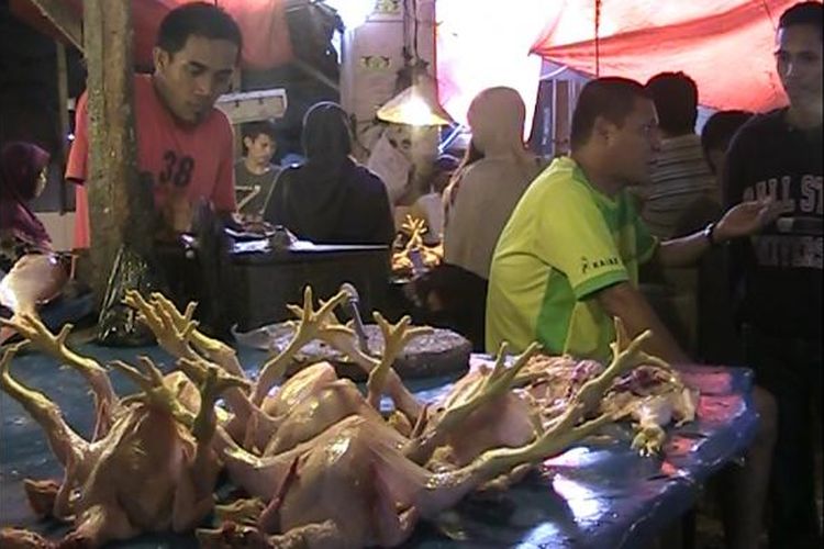Harga daging ayam ras di Gorontalo dirasakan tinggi oleh para pembeli. Akibatnya pedagang mengaku kesulitan menjual komoditas ini.