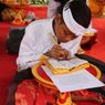 Puluhan Pelajar di Buleleng Berlomba Menulis Aksara Bali di Daun Lontar