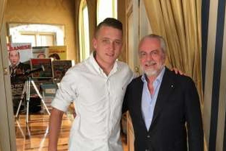 Gelandang anyar Napoli, Piotr Zielinski (kiri), berfoto bersama Presiden Napoli, Aurelio de Laurentiis, setelah menyelesaikan transfer pada Kamis (4/8/2016).