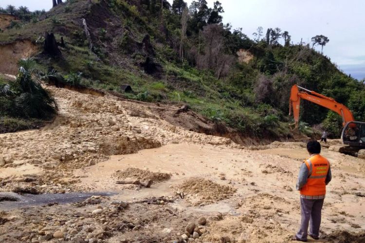 Petugas mengawasi pembersihan longsor yang menutup badan jalan di Desa Situbuh-tubuh, Kecamatan Danau Paris, Kabupaten Aceh Singkil, Sabtu (13/10/2018)