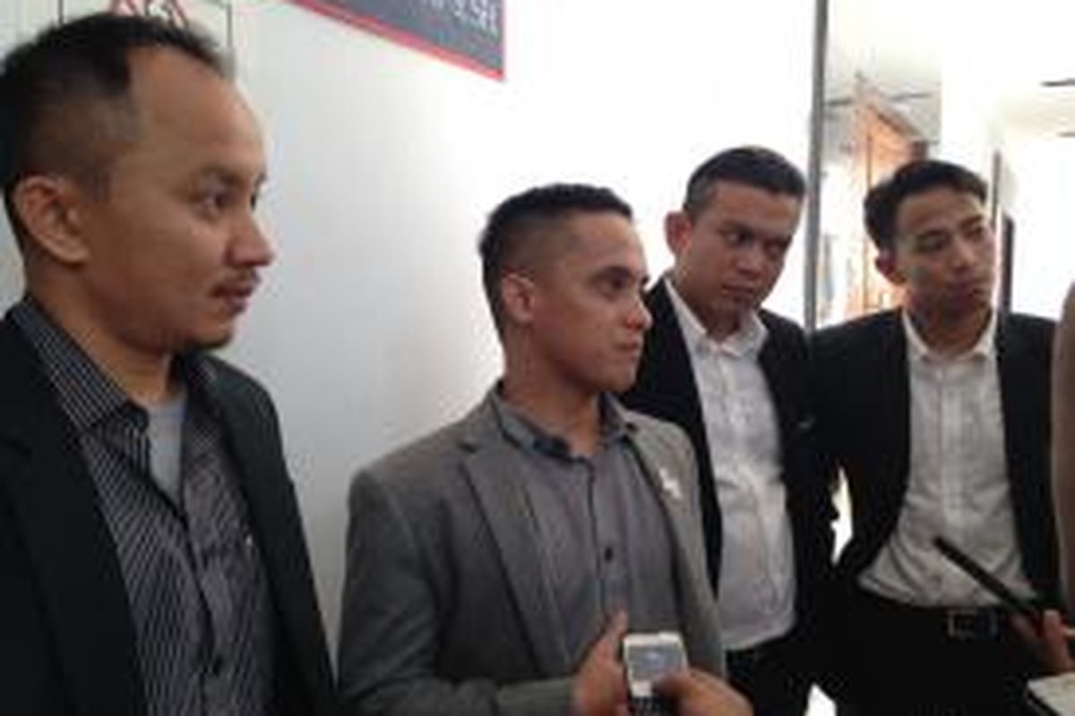 Tim kuasa hukum Iptu A, oknum Badan Narkotika Nasional (BNN) yang ditangkap aparat Polres Metro Tangerang, menghadiri sidang perdana praperadilan menyikapi penangkapan A di Pengadilan Negeri (PN) Tangerang, Kamis (15/10/2015).

