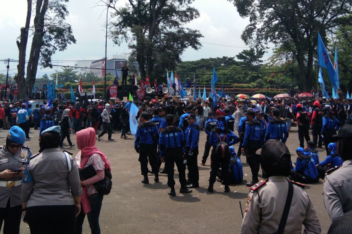 Ribuan buruh saat berorasi dalam peringatan May Day di halaman Gedung Sate, Jalan Diponegoro, Rabu (1/5/2019).