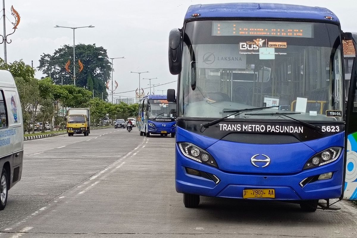 Sebuah Trans Metro Pasundan (TMP) yang tengah menunggu penumpang di Soreang, Kabupaten Bandung, Jawa Barat, Kamis (23/1/2025)
