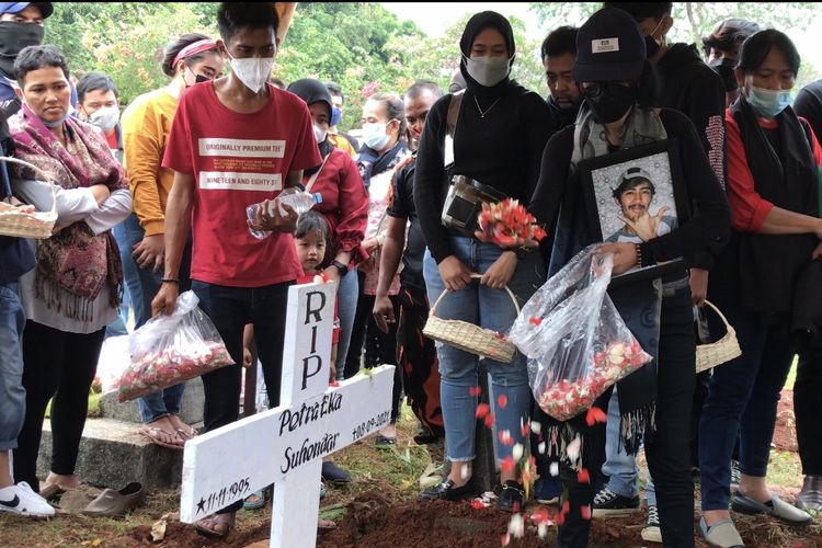 Ibu Petra Eka Suhendar, Evi Nilasari (48) menaburkan bunga ke makam anaknya di Blok A2 Taman Pemakaman Umum (TPU) Menteng Pulo II, Setiabudi, Jakarta Selatan pada Selasa (14/9/2021) siang. Petra merupakan salah satu korban tewas akibat kebakaran Lembaga Pemasyarakatan (Lapas) Kelas 1 Tangerang.