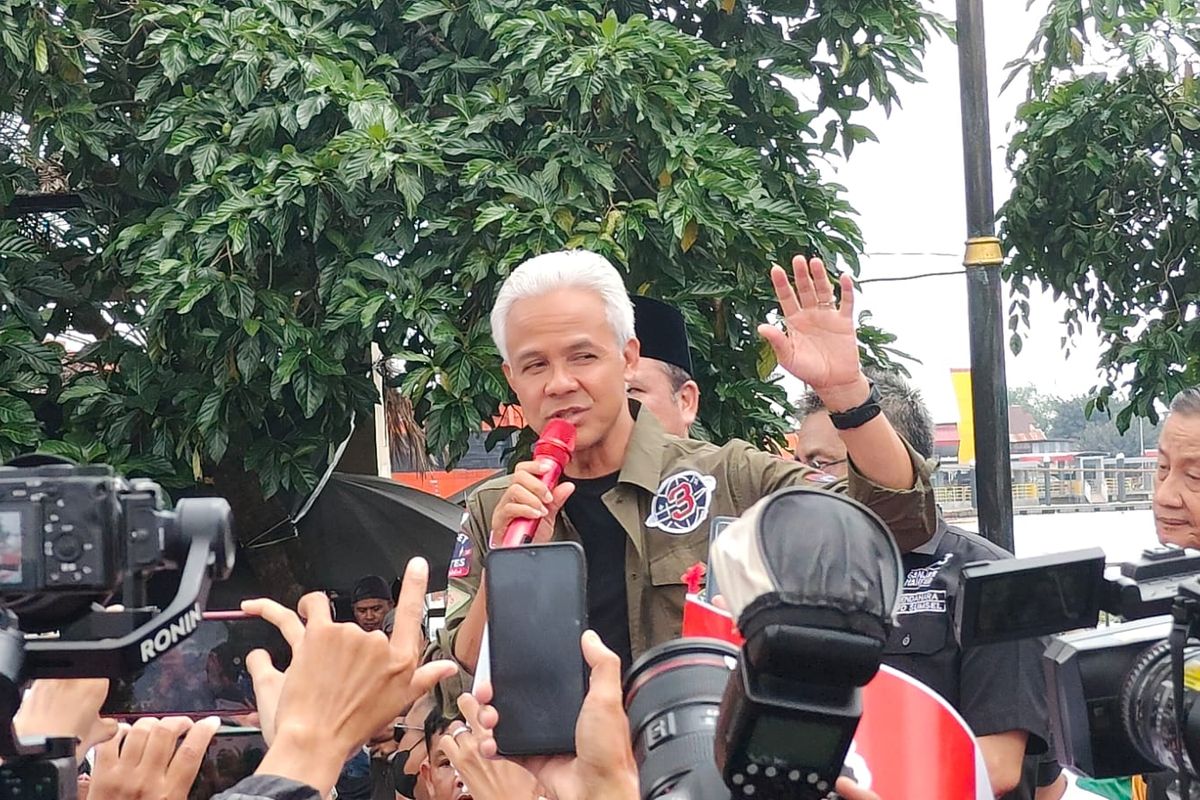 Capres nomor urut 3 Ganjar Pranowo saat berorasi usai blusukan di Pasar 16 Ilir, Kota Palembang, Sumatera Selatan, Jumat (2/2/2024).