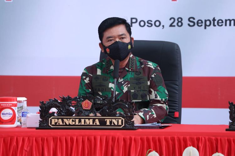 Panglima TNI Marsekal Hadi Tjahjanto saat memberikan pengarahan kepada personel Satgas Mandago Raya 2021 di Poso, Selasa (28/9/2021).