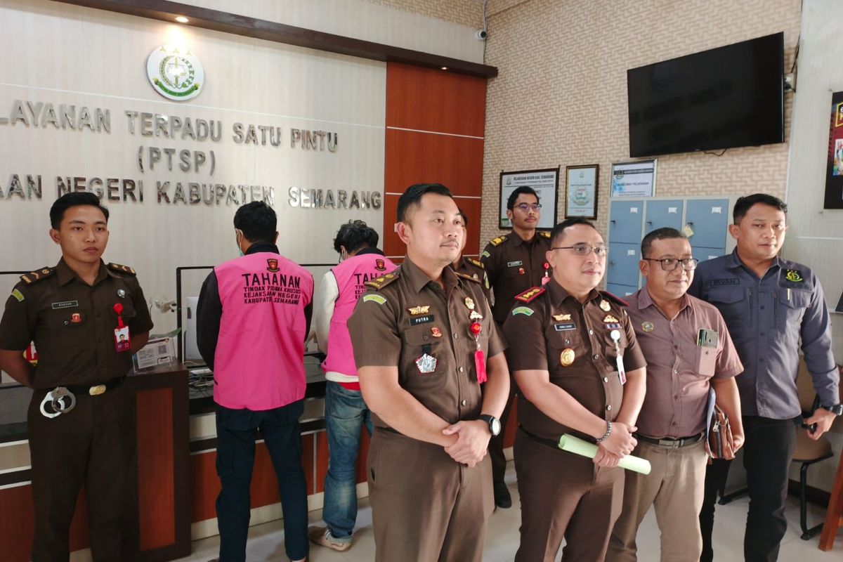 Dua pegawai bank pemerintah ditahan Kejaksaan Kabupaten Semarang karena merugikan negara Rp3,5 miliar