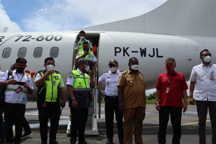 Pesawat ATR Wings Air saat mendarat di Bandara Ewer, Kabupaten Asmat, Papua, Selasa (10/8/2021).