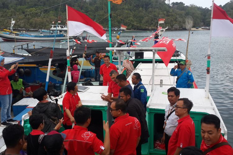 Peluncuran vessel monitoring solution (vms) oleh PT Telkomsel Selular dan PT Sisfo Indonesia di Pantai Sendang Biru, Kabupaten Malang bagian selatan, Senin (27/8/2018)