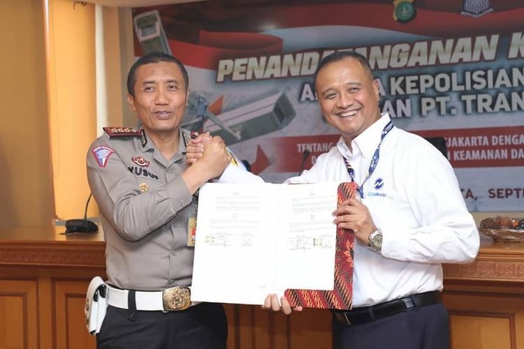 PT Transportasi Jakarta dan Direktorat Lalu Lintas Polisi Daerah Metro Jaya (Dirlantas Jaya) hari ini melakukan penandatanganan nota kesepahaman  Memorandum Of Understanding (MoU) mengenai pemasangan ETLE (Electronic Traffic Law Enforcement) pada 12 koridor Jalur busway Transjakarta di Gedung Biru Dirlantas Polda Metro Jaya, Jakarta. 