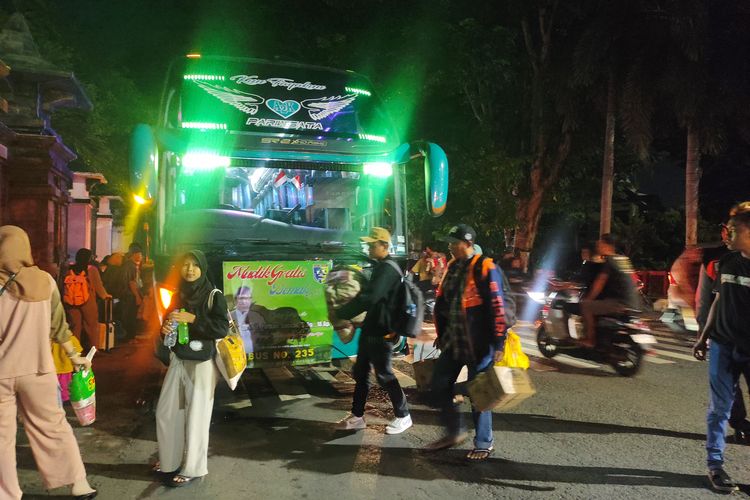 Bus pembawa pemudik dari Jakarta sampai di Pendopo Kabupaten Demak, Sabtu (6/4/2024) malam. (KOMPAS.COM/NUR ZAIDI)