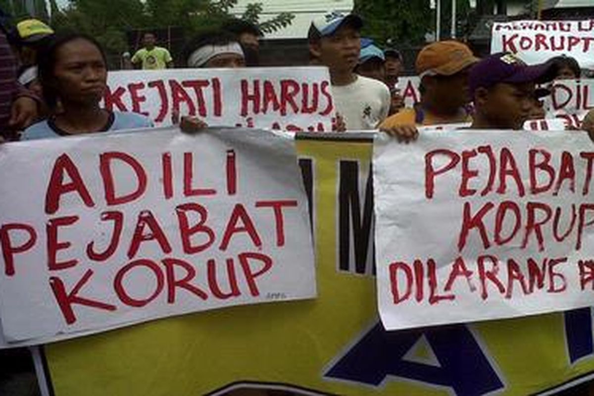 Sejumlah aktivis berunjuk rasa menuntut penyelesaian kasus korupsi yang melibatkan anggota DPRD Kabupaten Grobogan di Kejaksaan Tinggi Jawa Tengah, Kota Semarang, Rabu (8/2/2012).  