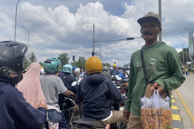Cerita Syamsudin 10 Jam Jajakan Tahu Sumedang demi Rp 70.000 untuk Keluarga