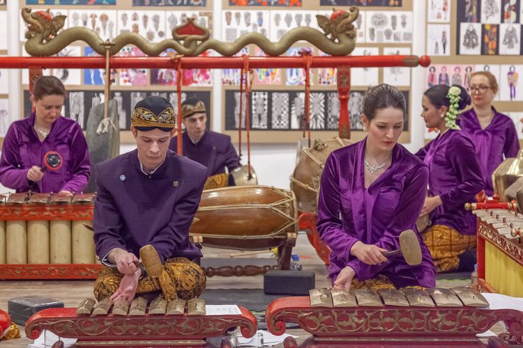 Gamelan mengiringi peragaan busana dalam pameran seni di Moskow, Minggu (17/3/2019). 