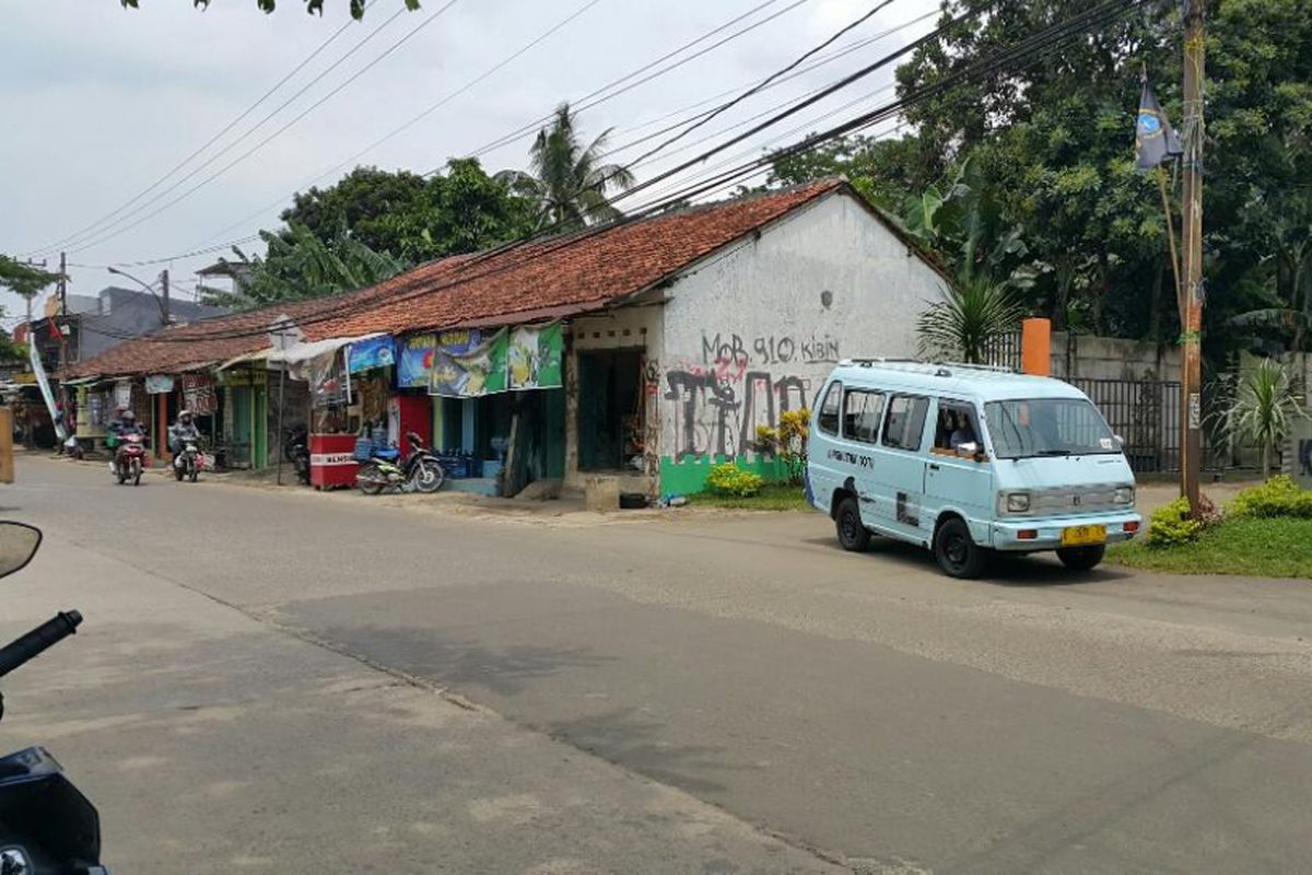 Kondisi jalanan di depan kantor Kecamatan Cipayung dekat Perumahan Mirage Gardenia.