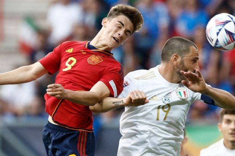 Duel udara antara Gavi (kiri) dengan Leonardo Bonucci (kanan) dalam semifnal UEFA Nations League 2022-2023 Spanyol vs Italia di Stadion FC Twente, Enschede, Belanda, 15 Juni 2023. Terkini, Gavi mengalami cedera parah saat melawan Georgia pada laga Kualifikasi Euro 2024. (Photo by KENZO TRIBOUILLARD / AFP)