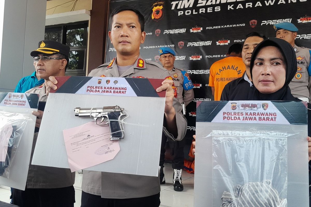 Kapolres Karawang AKBP Wirdhanto Hadicaksono menunjukkan barang bukti kasus pemerasan di Rengasdengklok, Karawang, Jawa Barat saat press release di Mapolres Karawang, Rabu (10/5/2023).