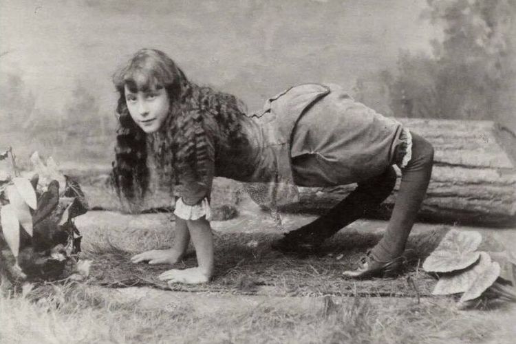 Ella Harper si gadis unta penghibur di panggung sirkus. [Wikimedia Commons Via All Thats Interesting]