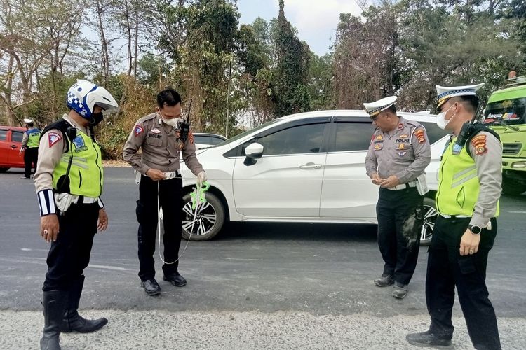 Anggota Satlantas Polresta Bandar Lampung melakukan olah TKP kecelakaan lalu lintas di Bandar Lampung, Jumat (20/10/2023).