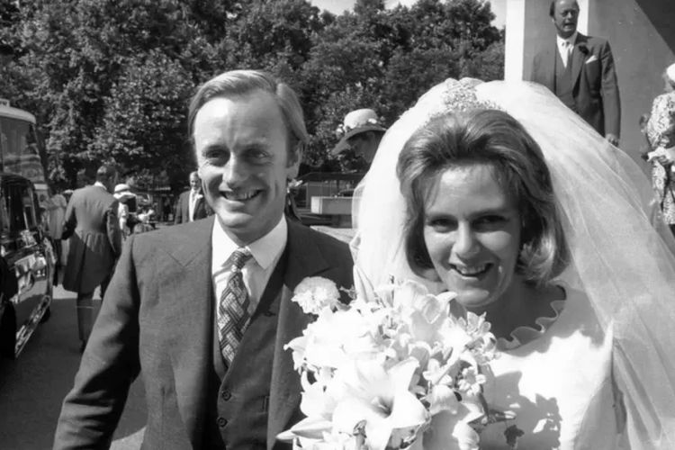 Setelah bertahun-tahun menjalani hubungan yang putus sambung, Camilla menikahi Andrew Parker Bowles pada 1973.