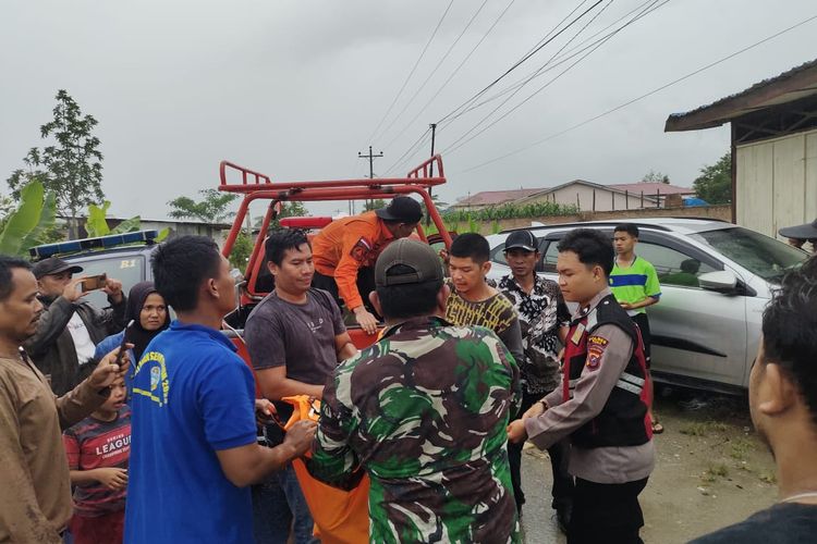 Tim SAR gabungan saat mengevakuasi jenazah bocah 12 tahun bernama Arif Ramadhan (12), yang tewas tenggelam di Sungai Asahan di Kabupaten Toba, Kamis (12/6/2024) 