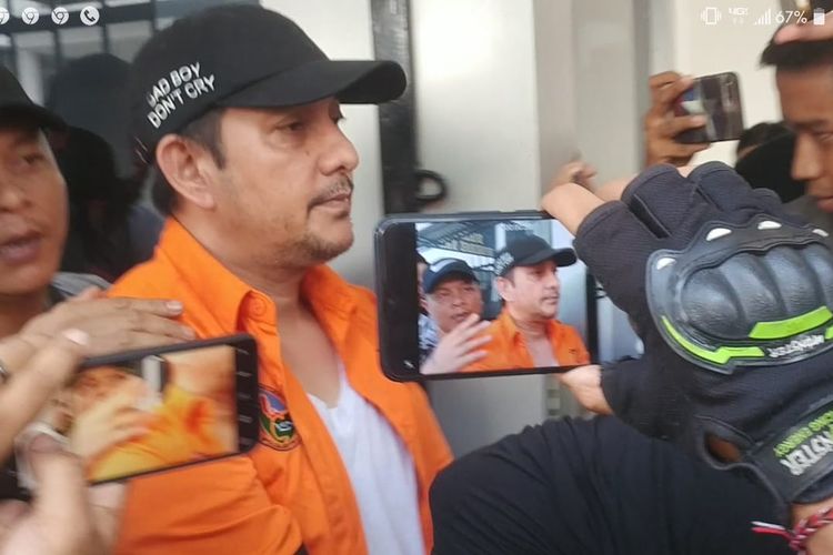 Tersangka penyalahgunaan narkoba yang juga publik figur Ibra Azhari digiring dari Ditres Narkoba Polda Metro Jaya ke Puslabfor Kalimalang untuk pemeriksaan intensif, Senin (30/12/2019)
