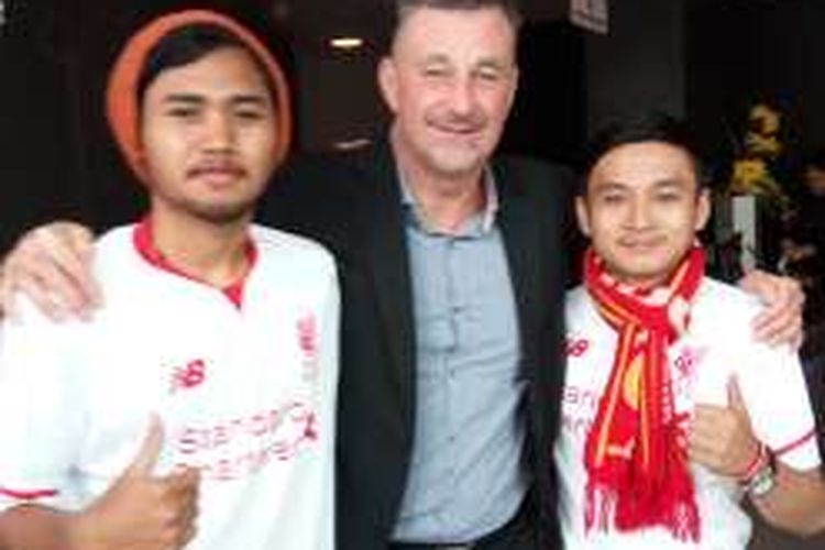 Legenda Liverpool, John Aldridge, berfoto dengan dua fans asal Indonesia.