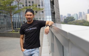 Denny Sumargo saat media visit ke redaksi Kompas.com untuk promo film Twivortiare di Menara Kompas, Palmerah Selatan, Jakarta Pusat, Rabu (28/8/2019).