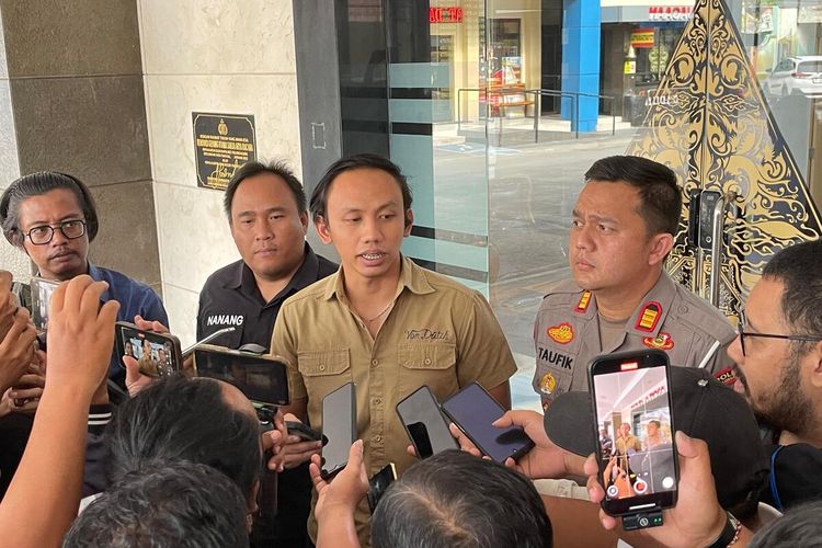 Polisi menyampaikan perkembangan penyelidikan terkait kasus kecelakaan tunggal truk tangki pengangkut BBM di Jalur Lintas Selatan Kabupaten Tulungagung Jawa Timur, Rabu (3/12/202).