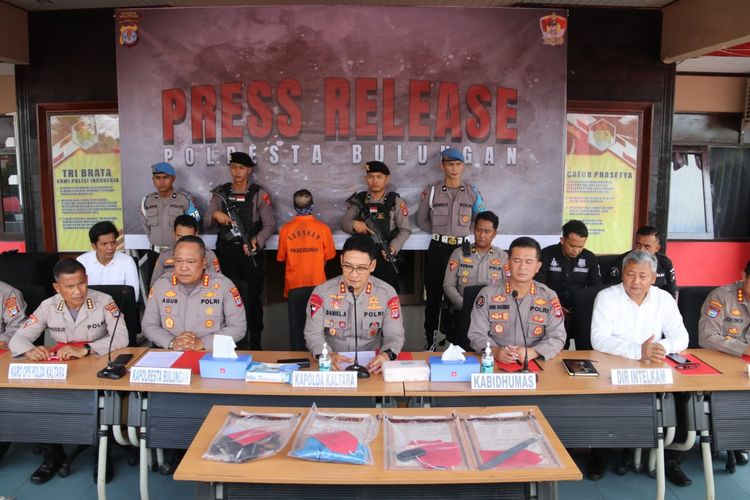 Pres conference kasus pembunuhan Lansia 88 tahun di Mapolresta Bulungan Kaltara. Kapolda Kaltara Irjen Pol Daniel Adityajaya mengatakan motif pembunuhan adalah hutang piutang