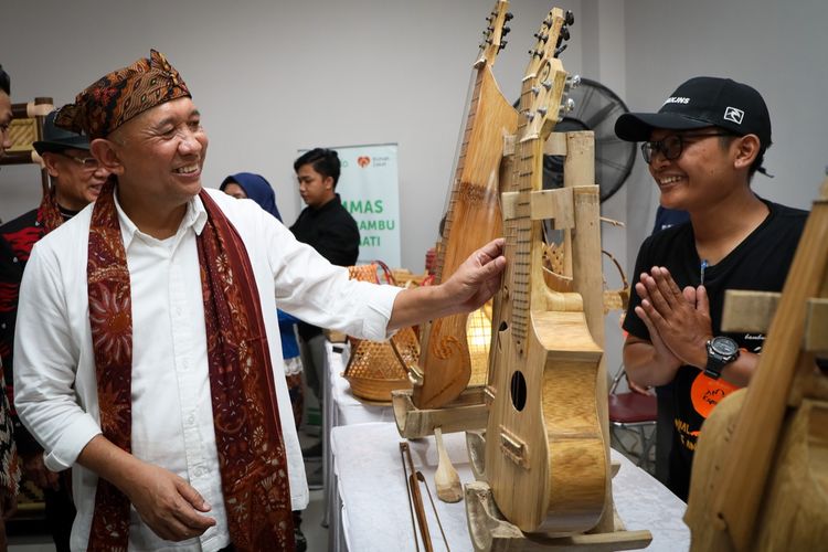Menteri Koperasi dan Usaha Kecil Menengah (MenKopUKM), Teten Masduki di Creative Center, Majalengka, Jawa Barat.