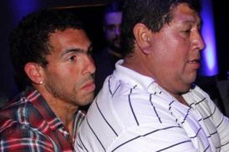 Penyerang Juventus, Carlos Tevez (kiri), dan ayahnya Segundo Tevez. 