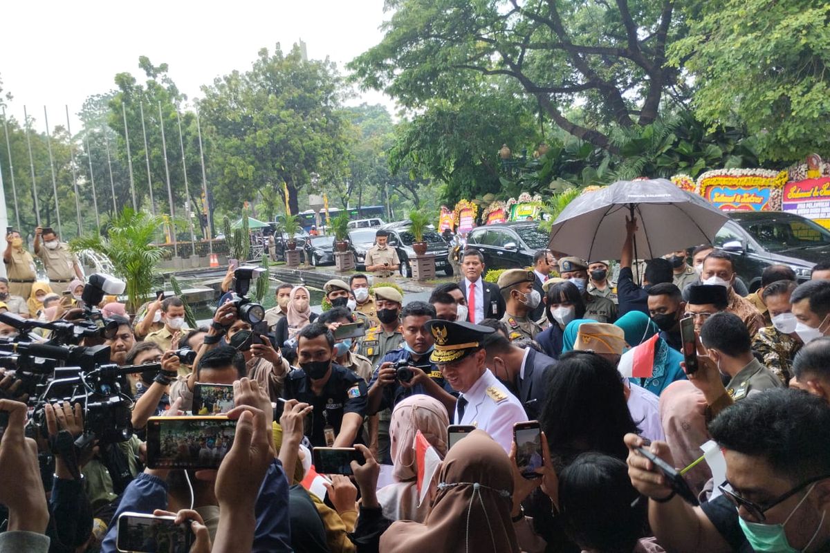 Penjabat (Pj) Gubernur DKI Jakarta Heru Budi Hartono disambut para aparatur sipil negara (ASN) dan warga di Balai Kota DKI, Gambir, Jakarta Pusat, Senin (17/10/2022)