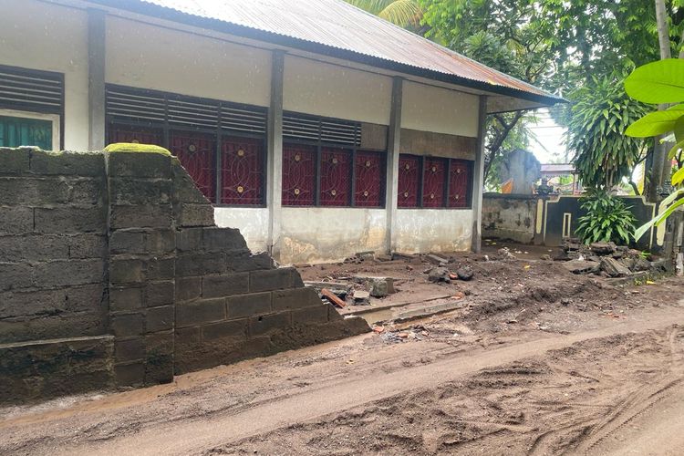 Lumpur menggenangi SD Negeri 3 Bungkulan di Kabupaten Buleleng, Provinsi Bali, usai banjir melanda sekolah tersebut, Senin (26/2/2024). .