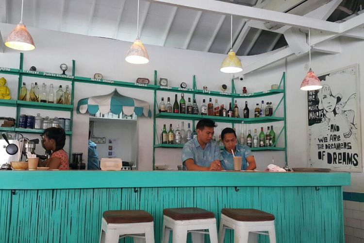 Meja bar di Restoran Sea Circus di Jalan Kayu Aya, Seminyak, Kuta, Bali.