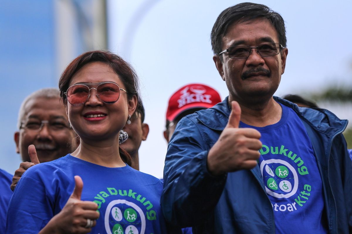 Gubernur DKI Jakarta Djarot Saiful Hidayat dalam acara pencanangan revitalisasi trotoar Sudirman-Thamrin di area Car Free Day di Bundaran HI, Jakarta, Minggu (8/10/2017). Panjang total jalur pedestrian yang dikerjakan akan sepanjang 6,6 kilometer. PT MRT Jakarta akan mengerjakan area di sekitar enam stasiun bawah tanah (Stasiun Senayan, Istora, Bendungan Hilir, Setiabudi, Dukuh Atas, dan Bundaran Hotel Indonesia) sepanjang 1,4 kilometer.