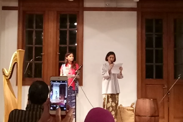 Dian Sastrowardoyo membacakan monolog Kartini dalam acara Panggung Para Perempuan Kartini di Museum Bank Indonesia, Jakarta Barat, Selasa, (11/4/2017).