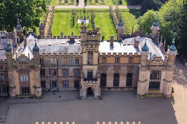 Knebworth House, salah satu lokasi syuting The Crown