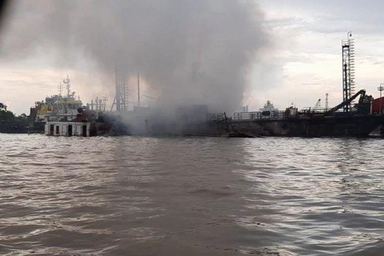 Kebakaran hebat terjadi di galangan kapal, kawasan Pulau Atas, Kecamatan Sambutan, Kota Samarinda, Provinsi Kalimantan Timur. TRIBUNKALTIM.CO/MOHAMMAD FAIROUSSANIY 