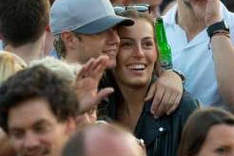 Personel One Direction Niall Horan dan pacarnya Celine Helene Vandycke menonton konser band Mumford and Sons di Hyde Park, London, Jumat (8/7/2016).