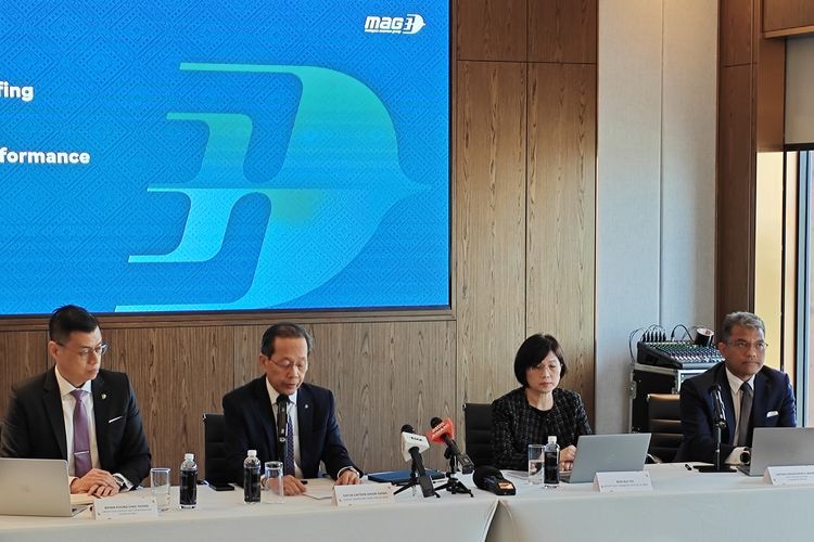 (Kiri ke kanan): Group Chief of Malaysia Aviation Group Bryan Foong Chee Yeong, Group Managing Director of Malaysia Aviation Group Datuk Captain Izham Ismail, Group Chief Financial Officer of Malaysia Aviation Group Boo Hui Yee, Chief Operating Officer of Malaysia Airlines Captain Nasiruddin A.Bakar dalam Media Briefing Malaysia Aviation Group 2024 Annual Performance, di M Resort and Hotel, Kuala Lumpur, Malaysia, Rabu (17/4/2025)