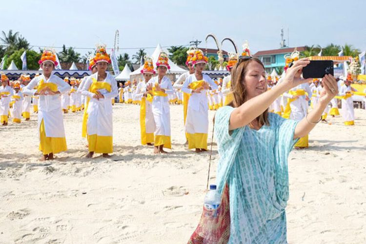 Wisman di Festival Nusa Penida 2017 yang digelar di Pantai Mahagiri, Kabupaten Klungkung, Bali, Rabu (6/12/2017). Festival Nusa Penida 2017 menampilkan 1.500 penari.