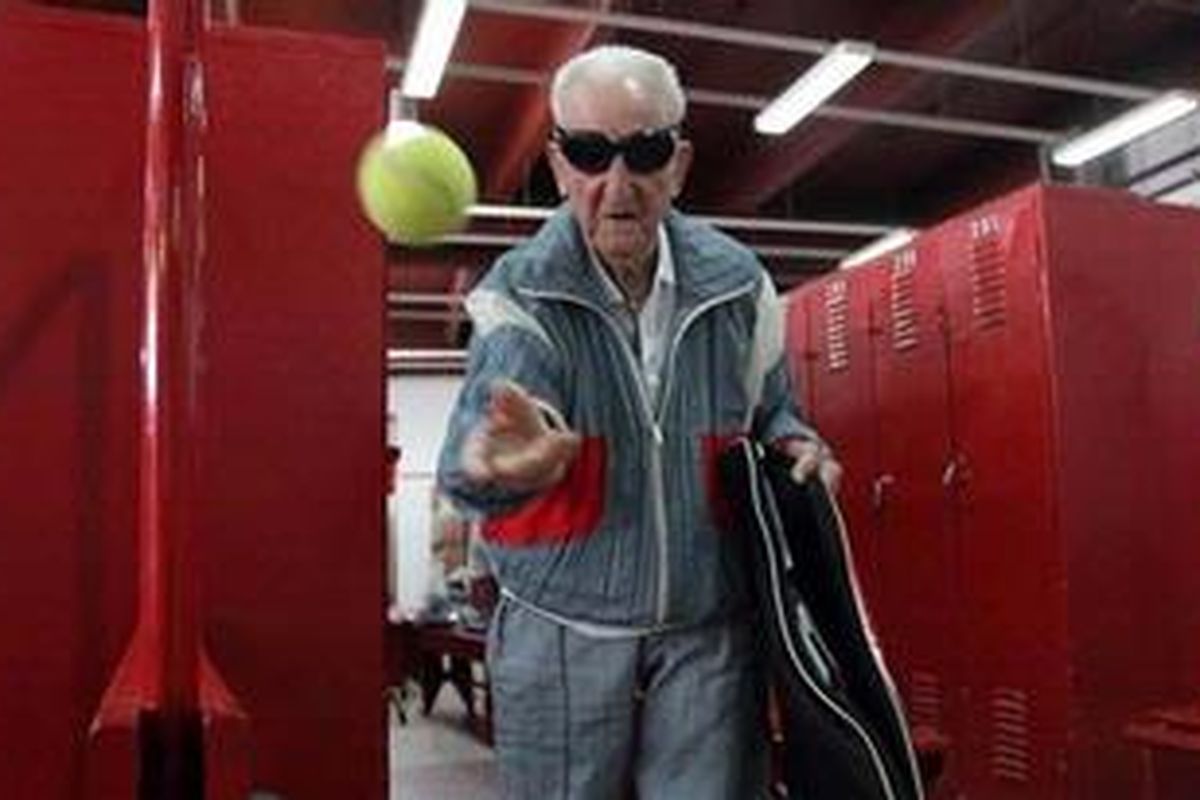Artin Elmayan (95) petenis tertua di dunia.